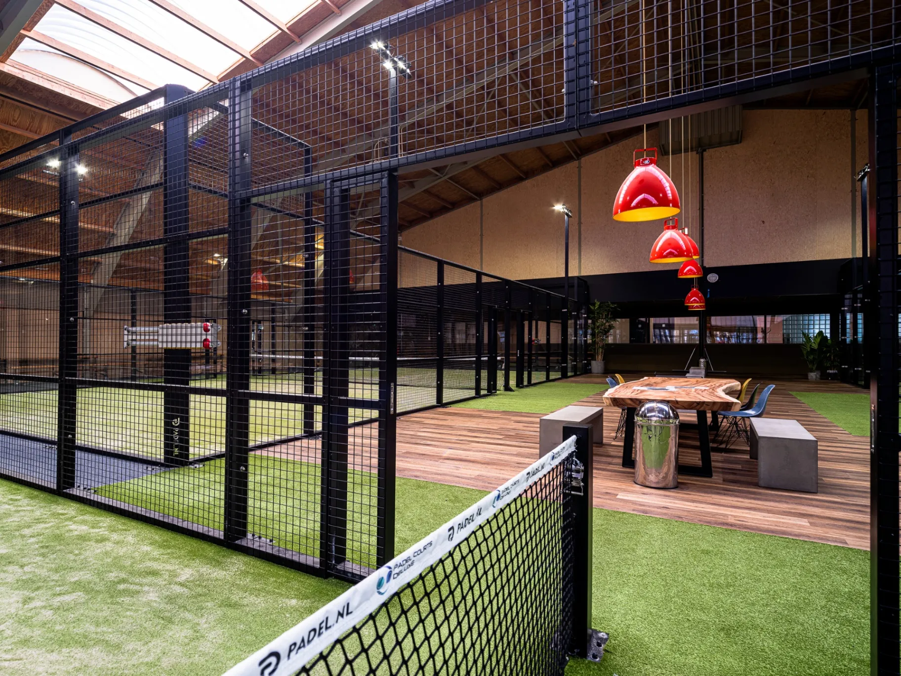 Loungehoek bij een indoor padelbaan van een BOB-club